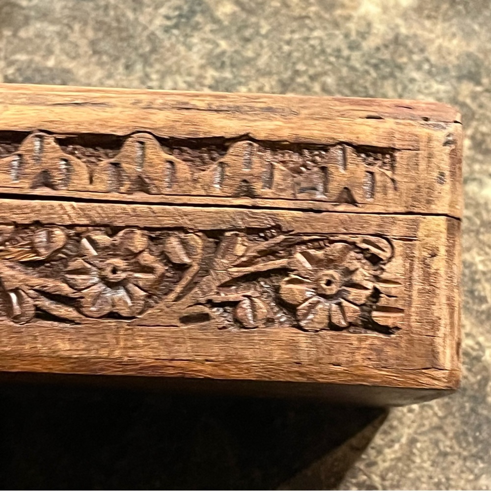 Vintage  Carved Wood Hinged Lid Jewelry trinket Storage Red Velvet Lined Box - Picture 6 of 10